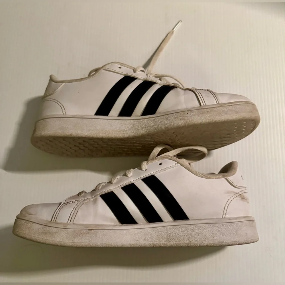 Adidas Classic White and Black Shoes Kids Size 4